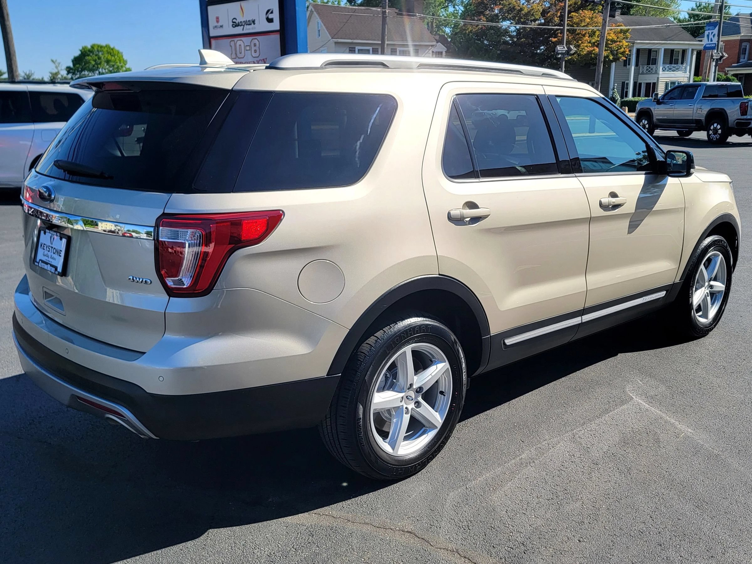 Used 2017 Ford Explorer XLT w/ Equipment Group 202A AWD/4WD image 5