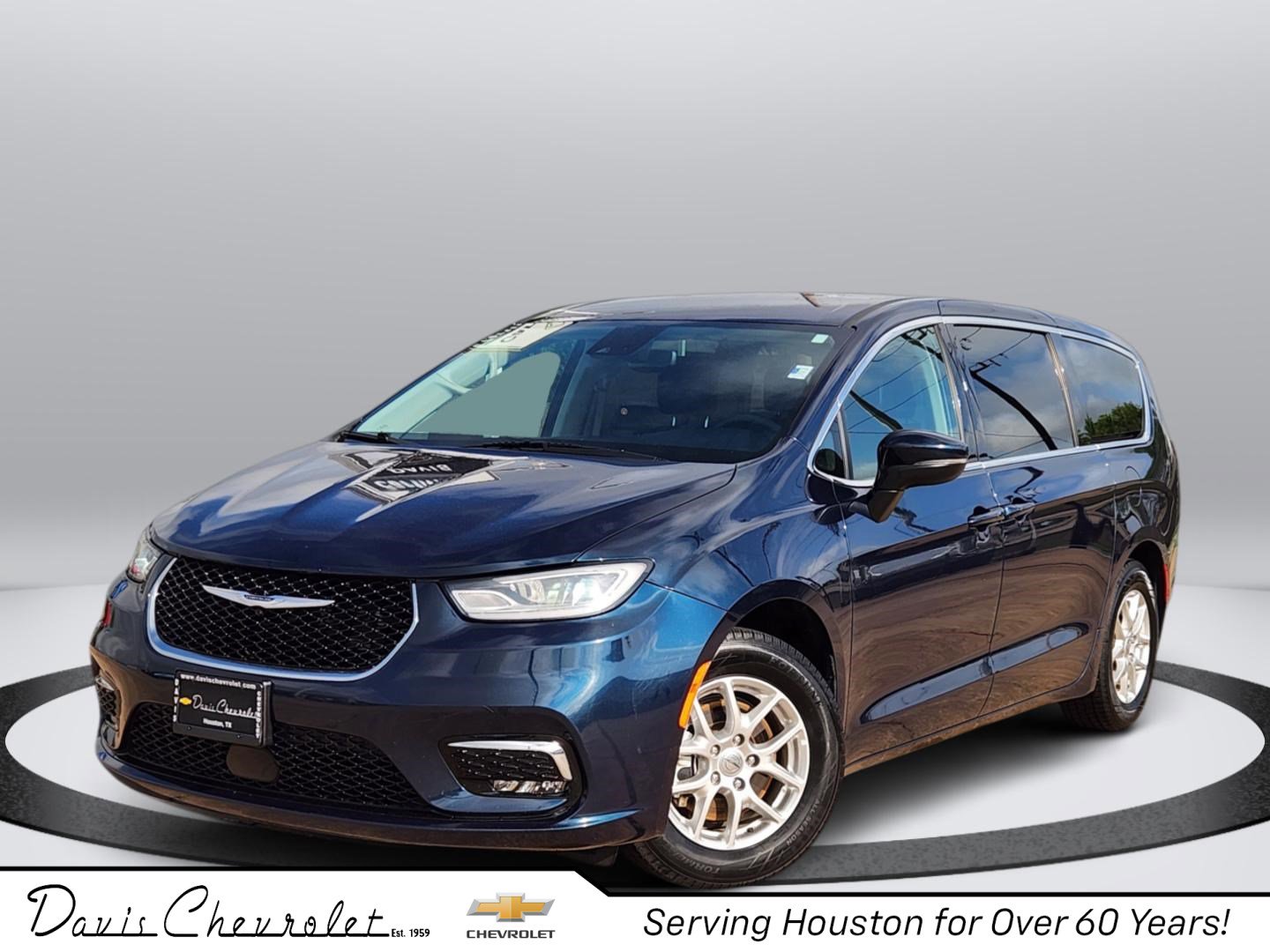 Used 2023 Chrysler Pacifica Touring-L FWD image 1