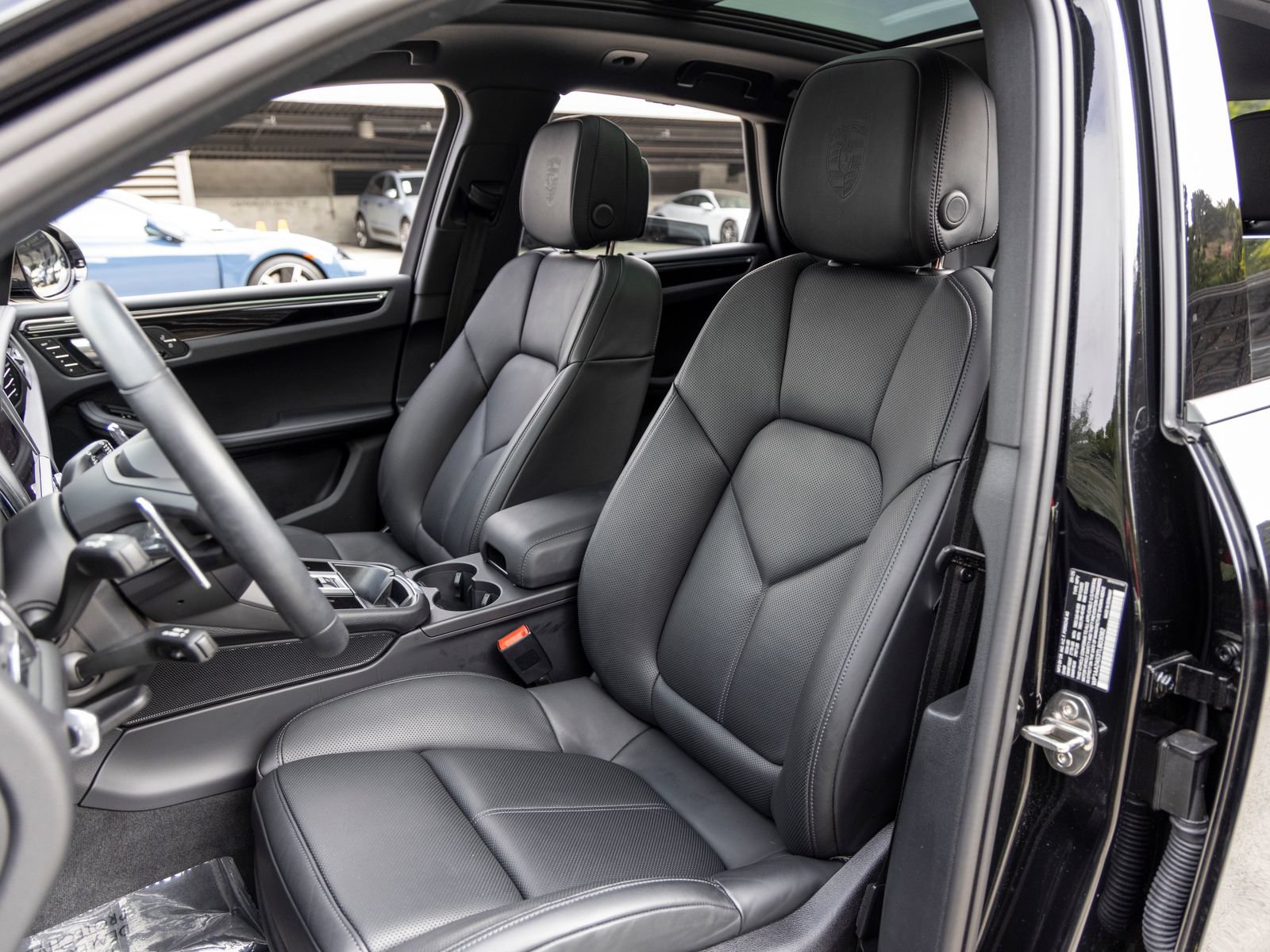 Certified 2026 Porsche Macan AWD/4WD image 5
