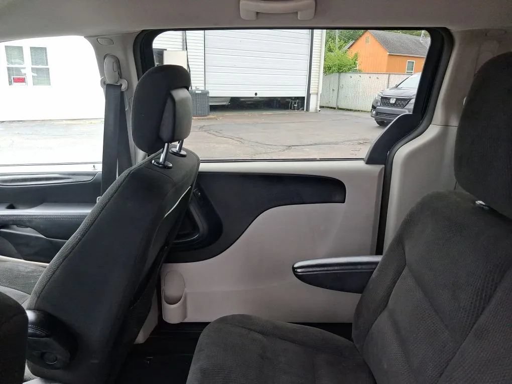 Used 2018 Dodge Grand Caravan SE w/ UConnect Hands-Free Group FWD image 17