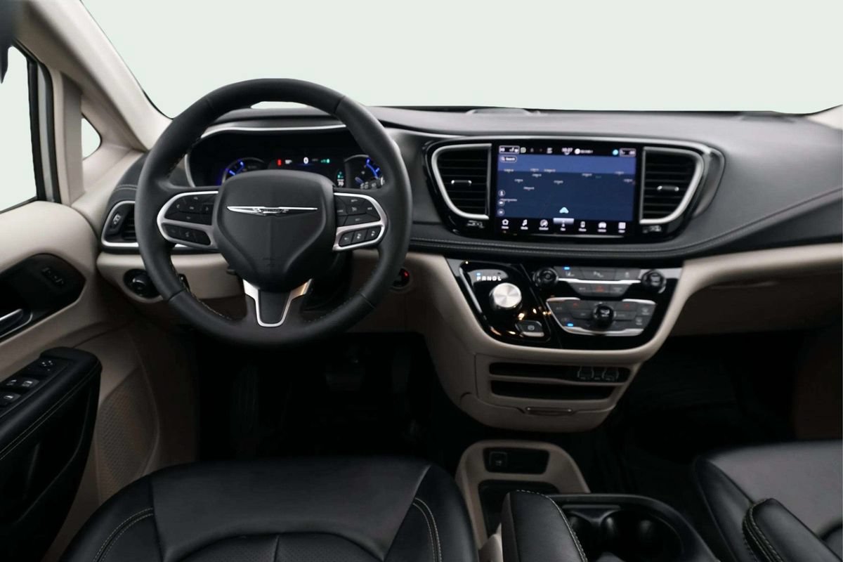 Used 2024 Chrysler Pacifica Limited FWD image 29