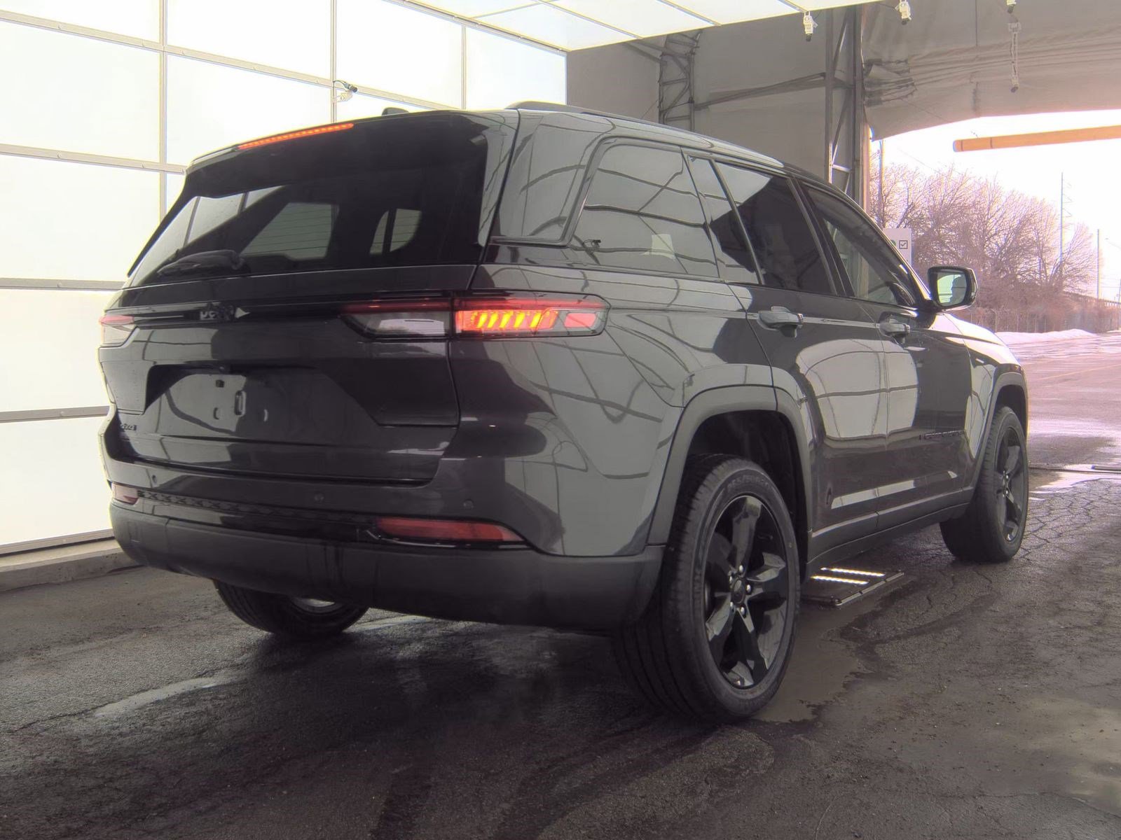 Used 2023 Jeep Grand Cherokee Altitude image 6
