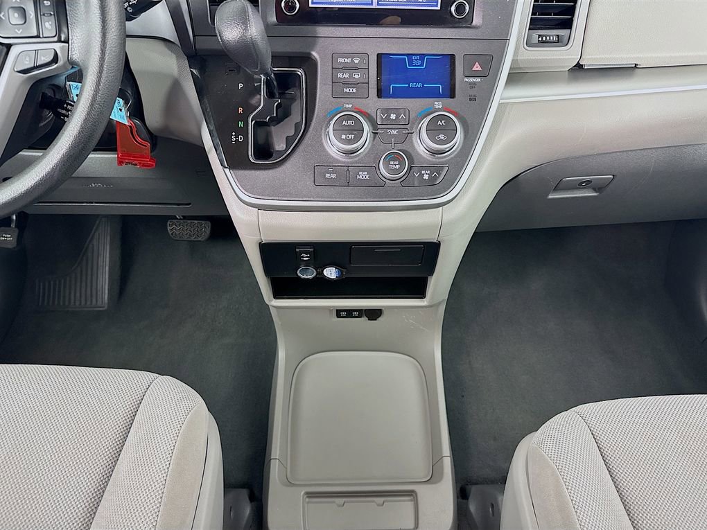 Used 2020 Toyota Sienna L image 34
