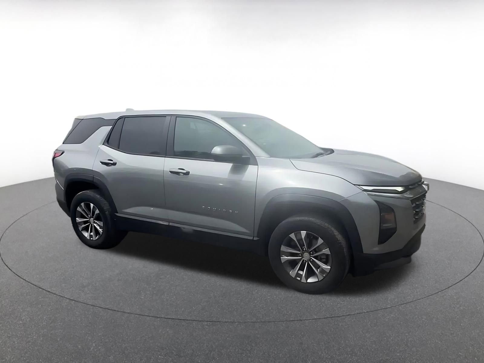 Used 2025 Chevrolet Equinox LT FWD image 2