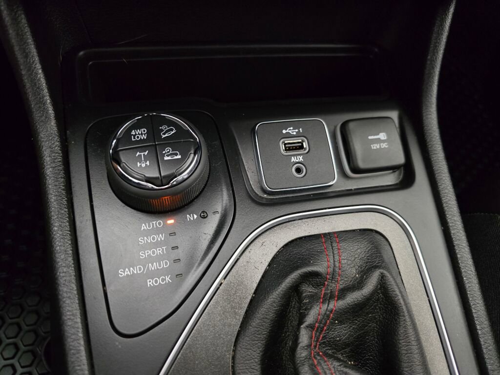 Used 2021 Jeep Cherokee Trailhawk w/ Technology Group image 32