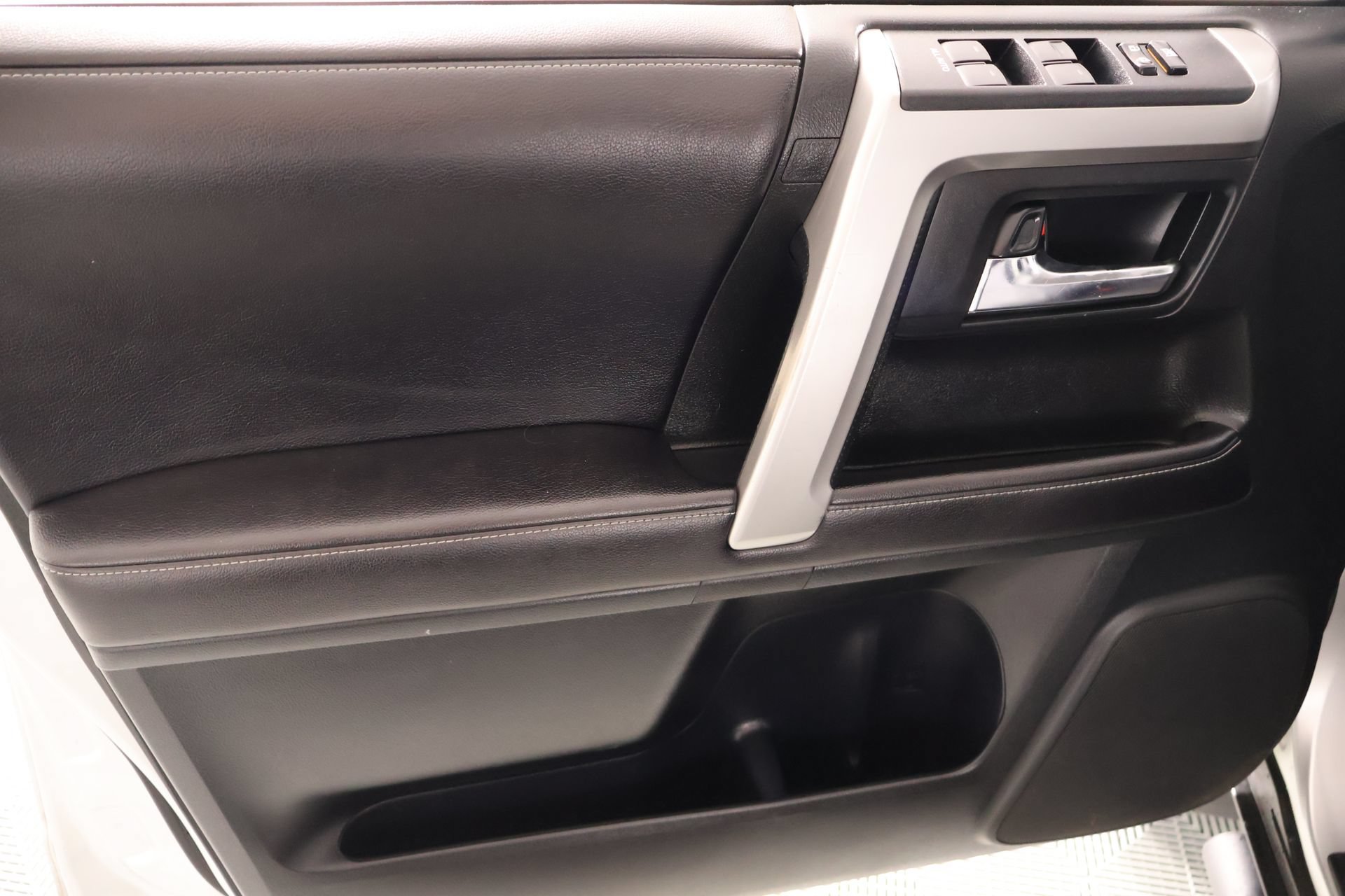 Used 2016 Toyota 4Runner SR5 AWD/4WD image 15