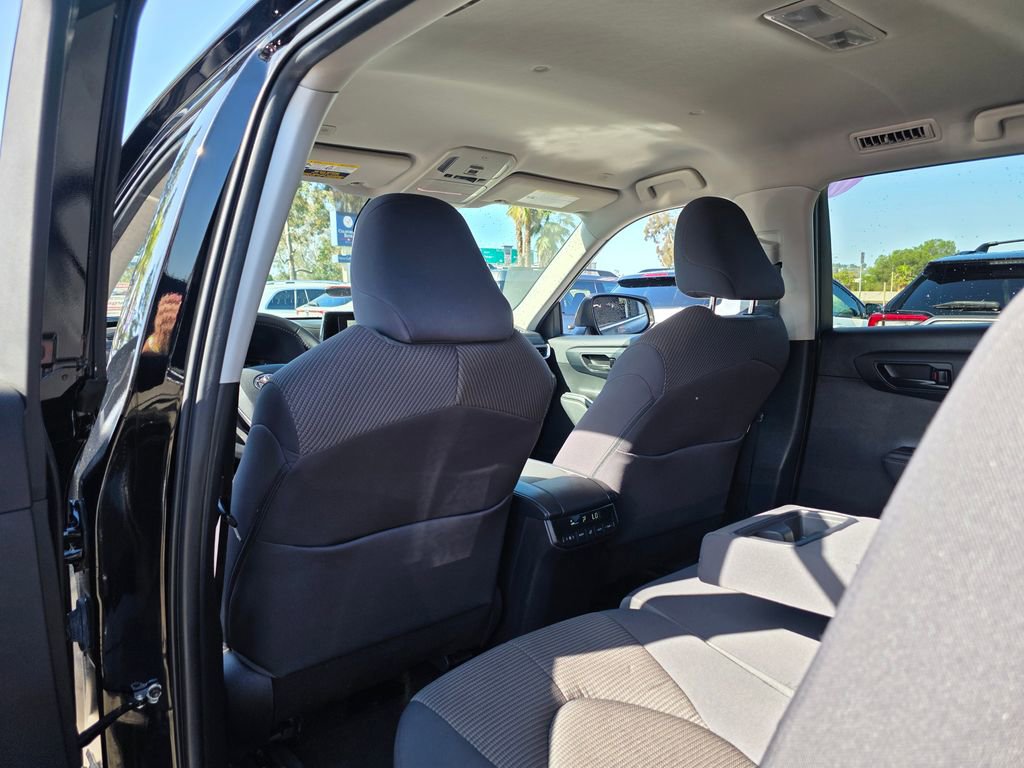 Used 2023 Toyota Highlander LE AWD/4WD image 18
