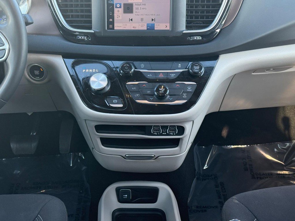 Used 2023 Chrysler Voyager LX image 17