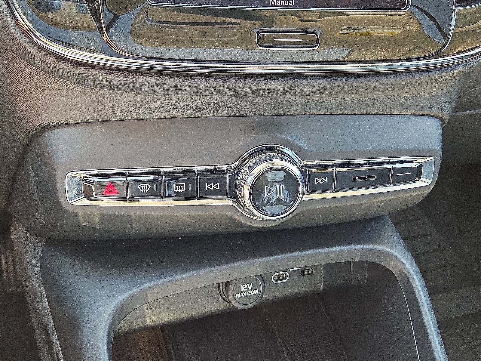 Certified 2026 Volvo XC40 B5 Plus AWD/4WD image 28