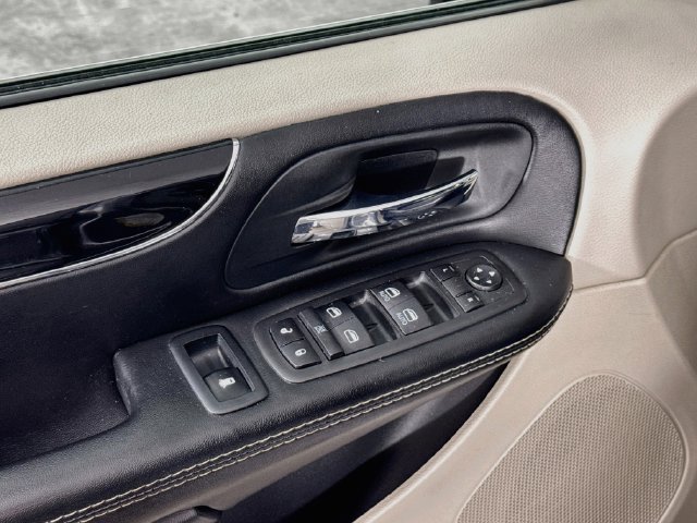 Used 2020 Dodge Grand Caravan SXT FWD image 17