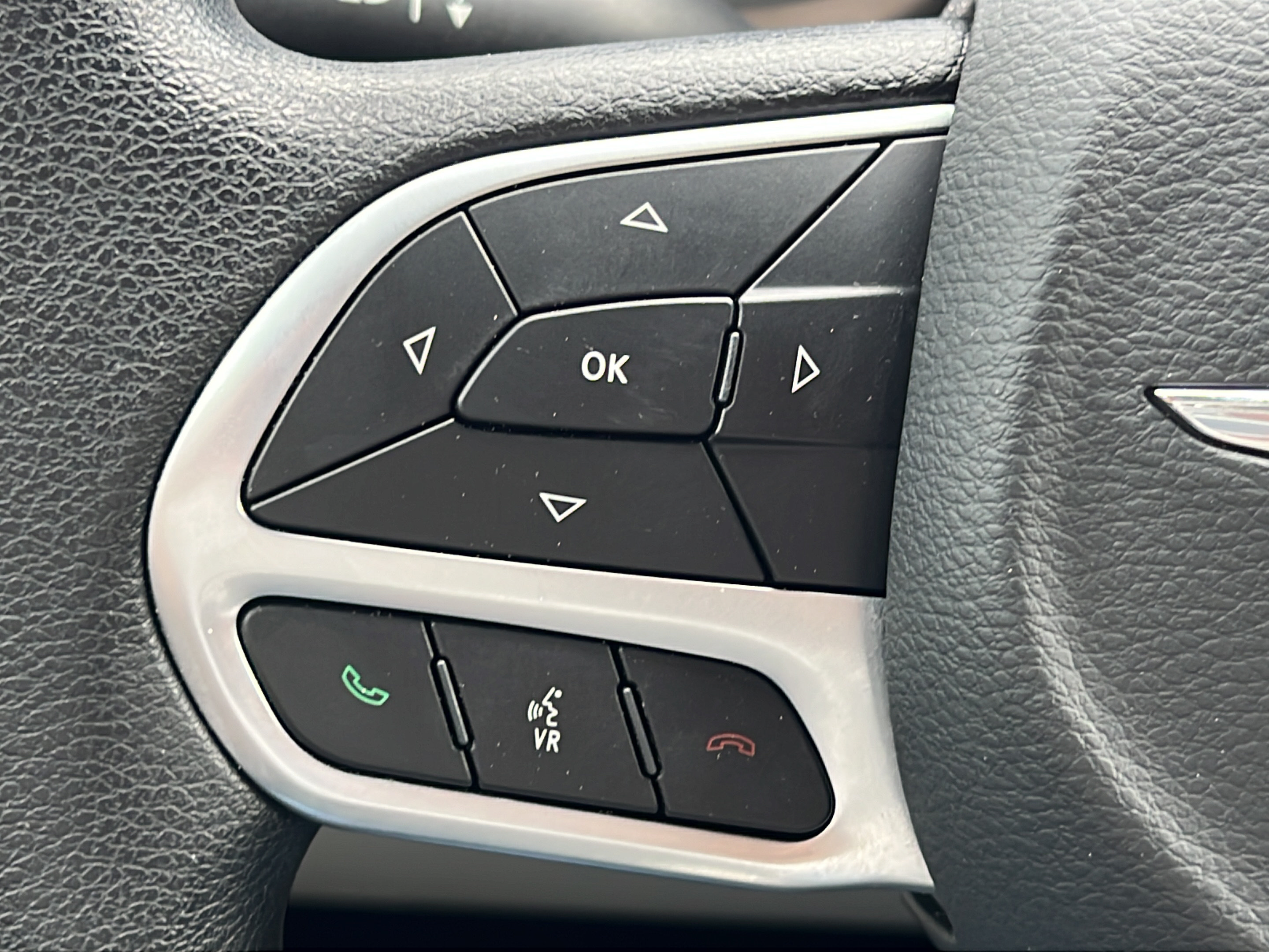 Used 2019 Chrysler Pacifica Touring Plus w/ Advanced Safetytec Group FWD image 19