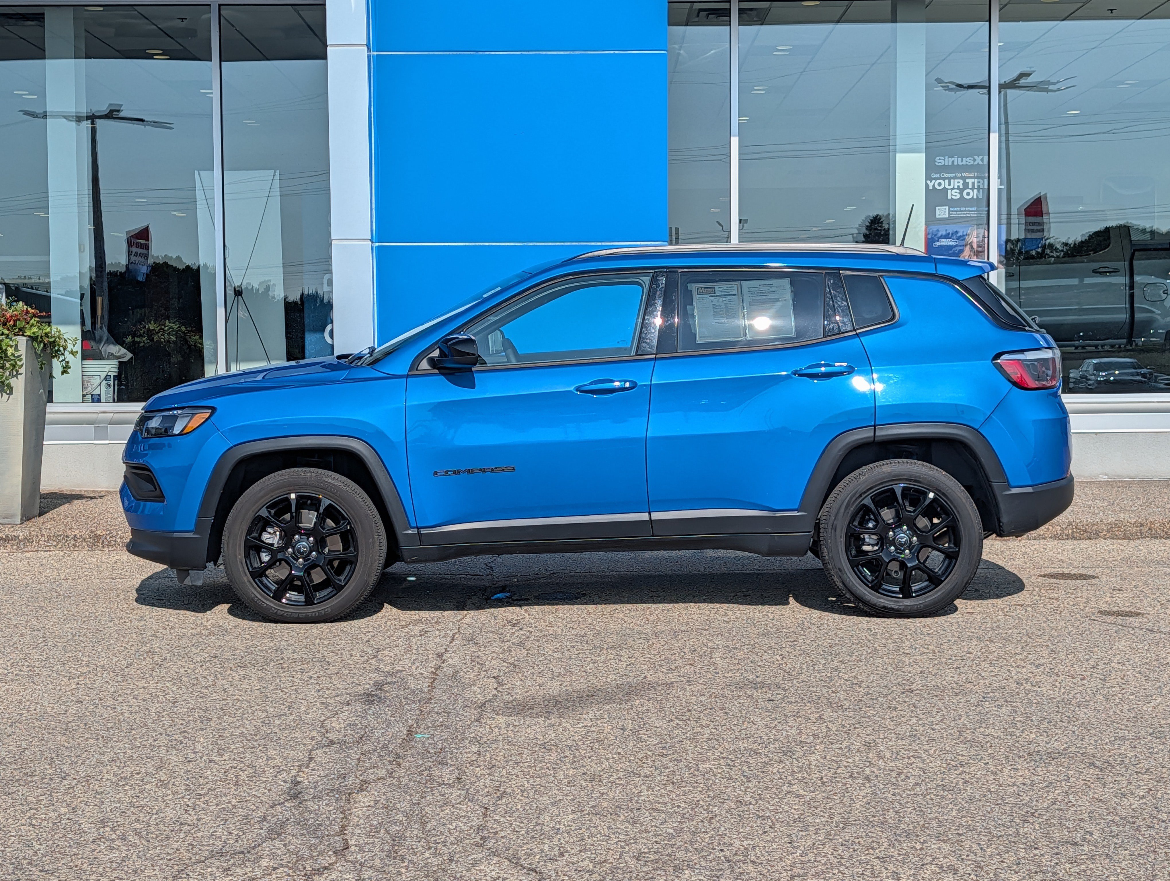 Used 2025 Jeep Compass Latitude w/ Convenience Group AWD/4WD image 5