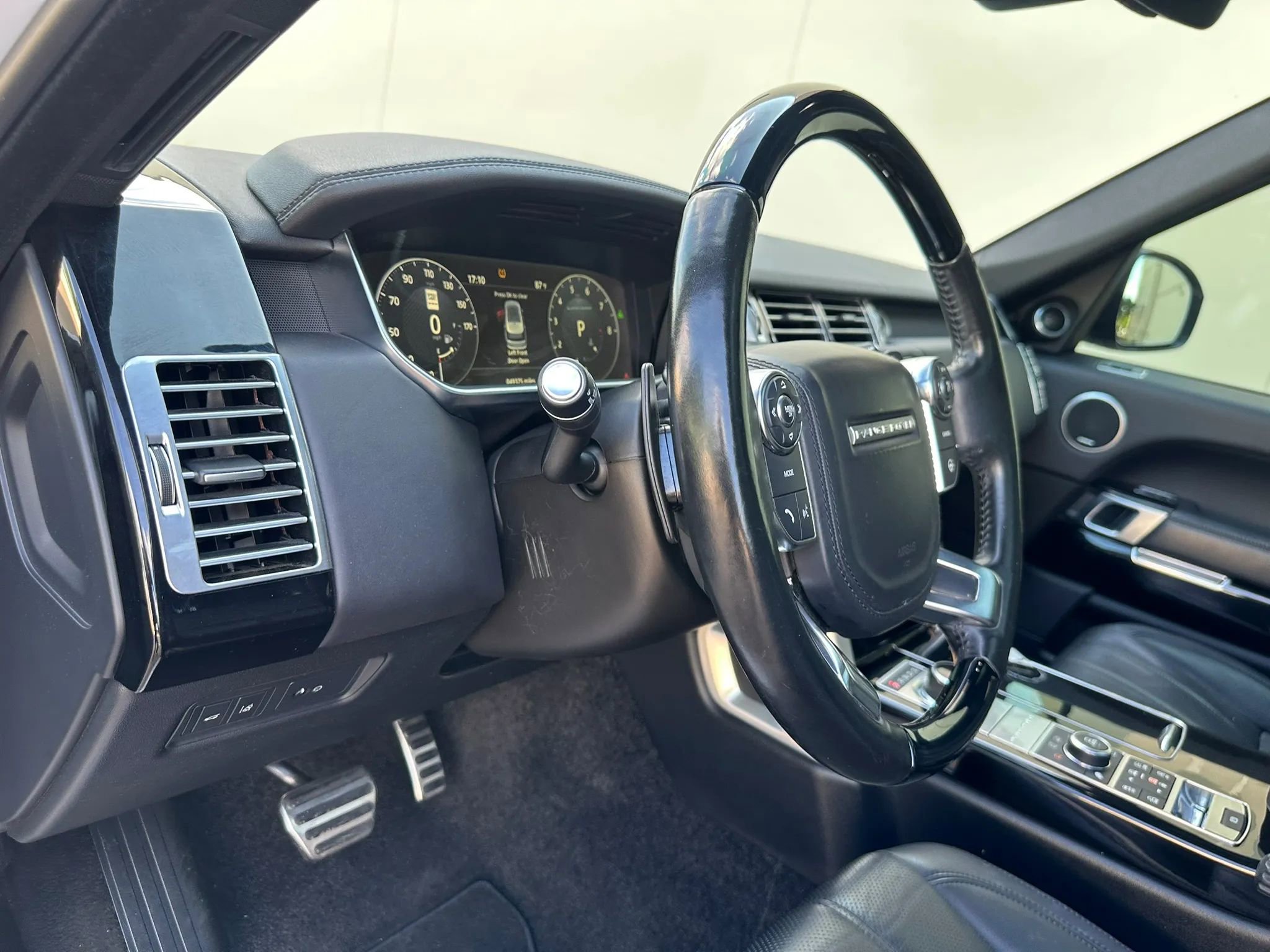 Used 2017 Land Rover Range Rover Long Wheelbase Supercharged image 38