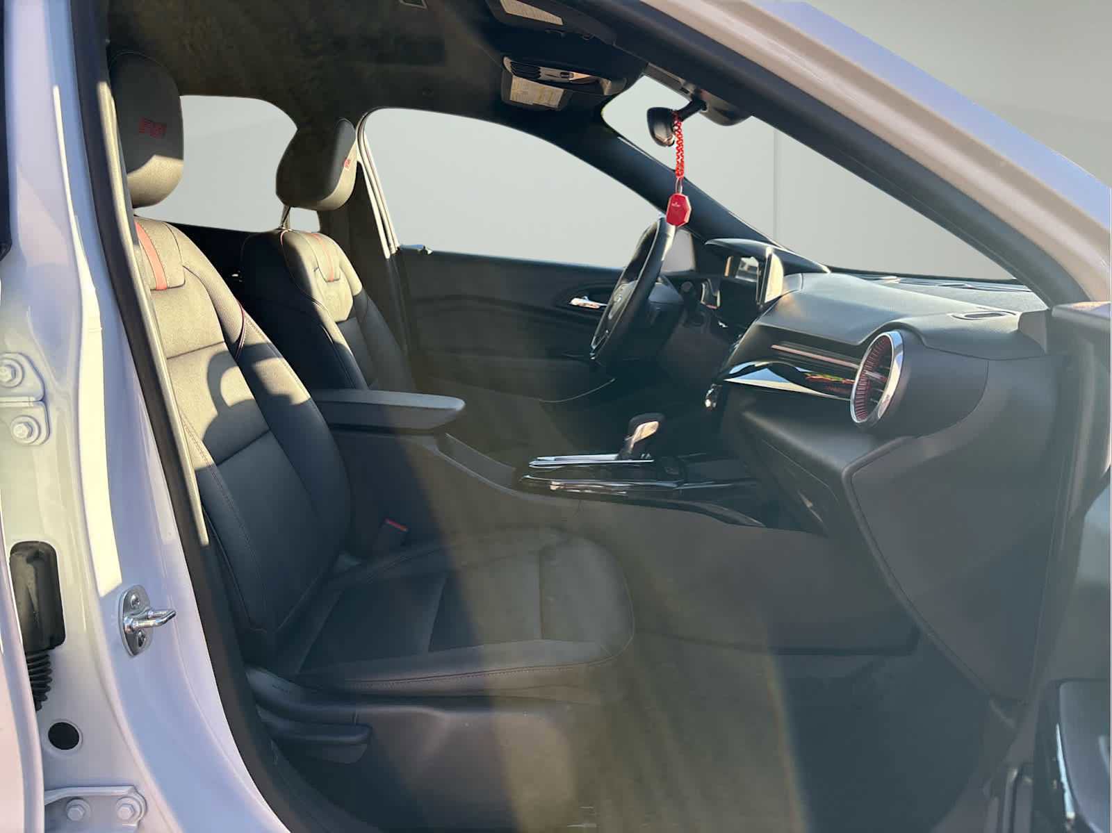 Used 2025 Chevrolet Trax RS w/ Sunroof Package image 16