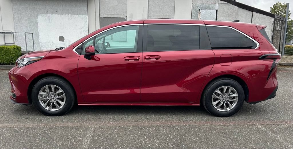 Certified 2024 Toyota Sienna LE AWD/4WD image 8