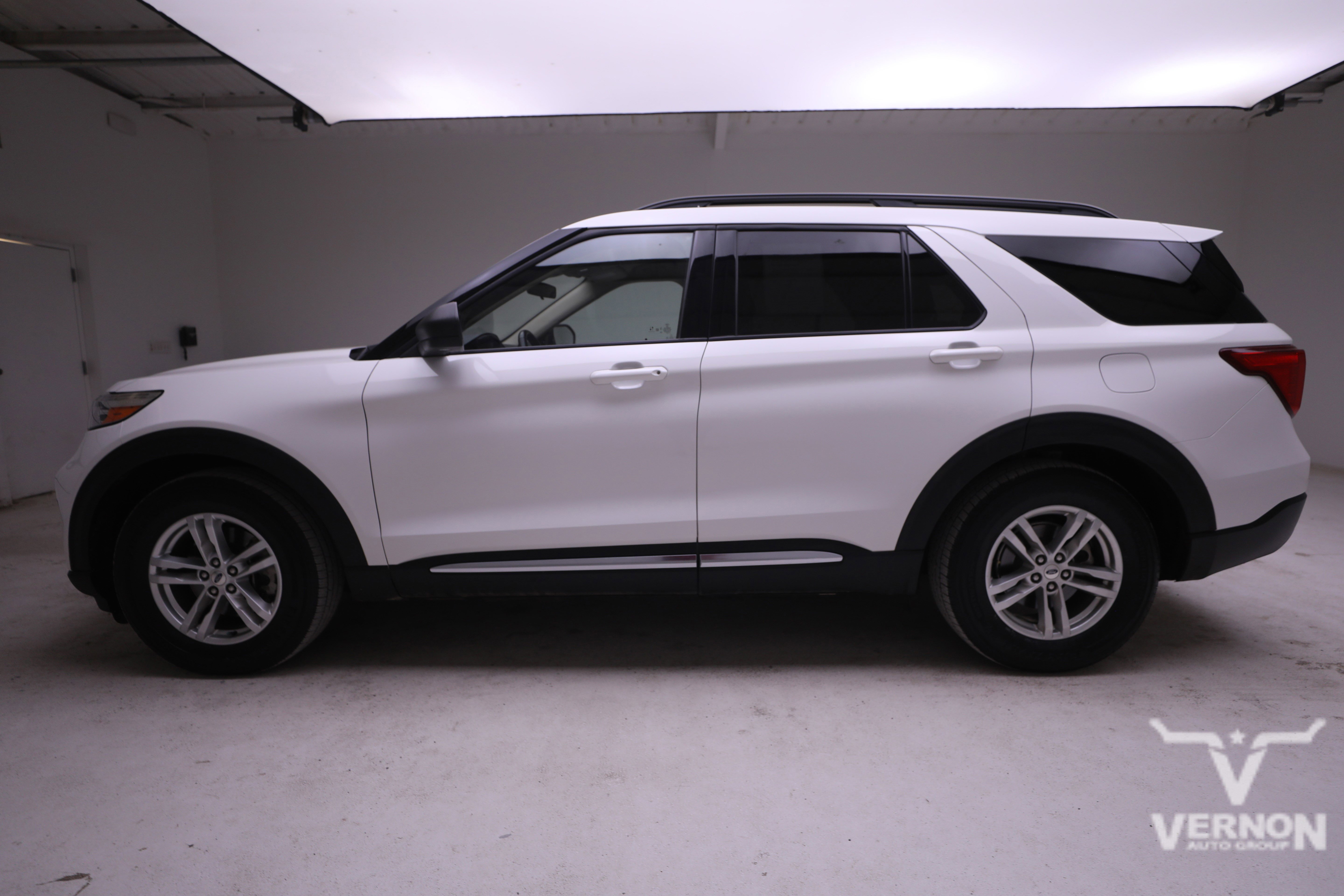 Used 2020 Ford Explorer XLT w/ Equipment Group 202A image 2