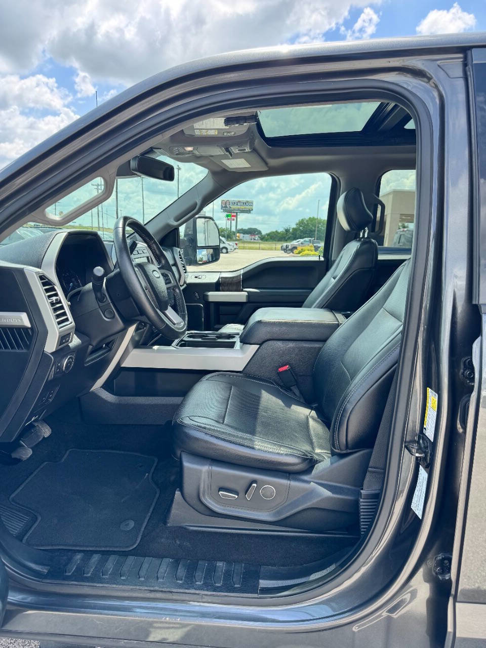 Used 2017 Ford F350 Lariat AWD/4WD image 4