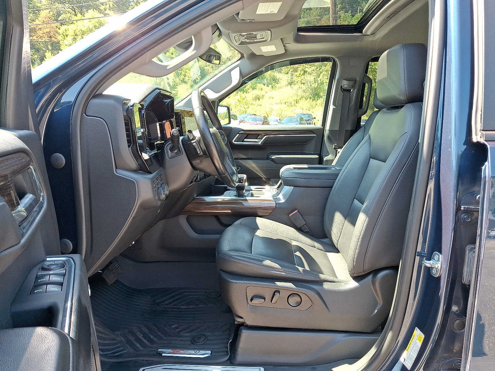 Used 2022 Chevrolet Silverado 1500 LT Trail Boss w/ LT Trail Boss Premium Package AWD/4WD image 13