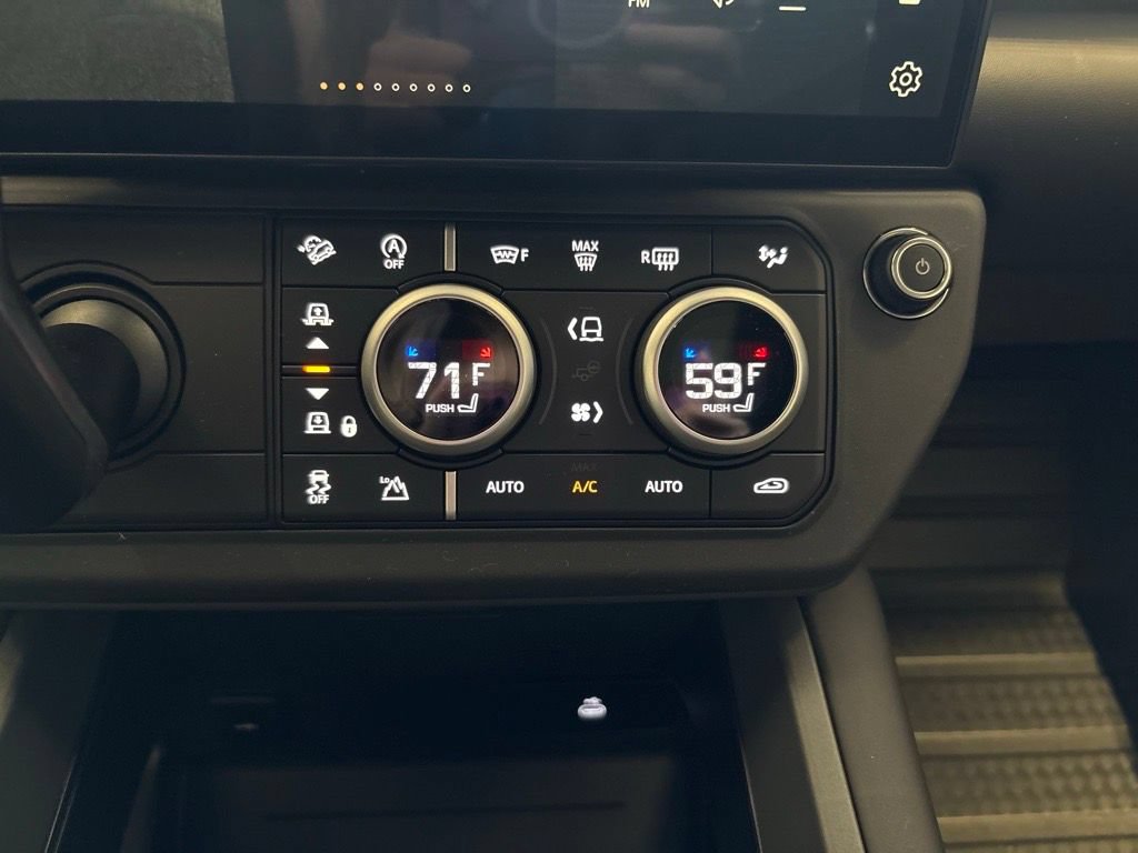 New 2026 Land Rover Defender 90 X-Dynamic SE AWD/4WD image 16
