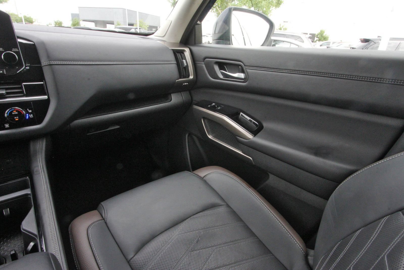 Certified 2025 Nissan Pathfinder Platinum AWD/4WD image 14