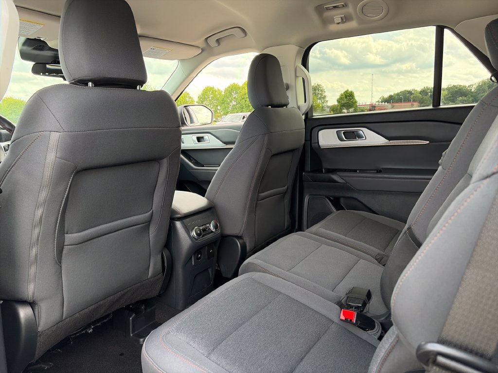 Used 2025 Ford Explorer Active AWD/4WD image 28