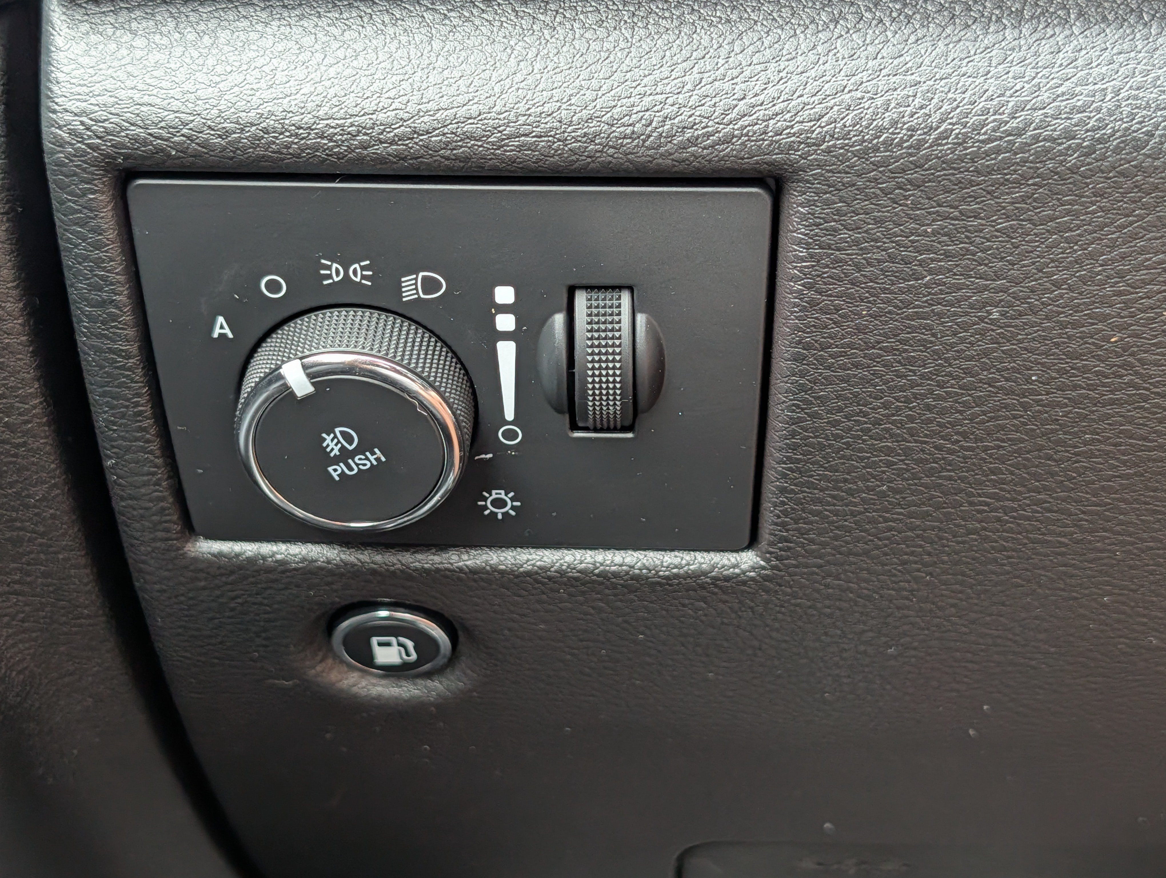 Used 2019 Jeep Grand Cherokee Overland AWD/4WD image 26