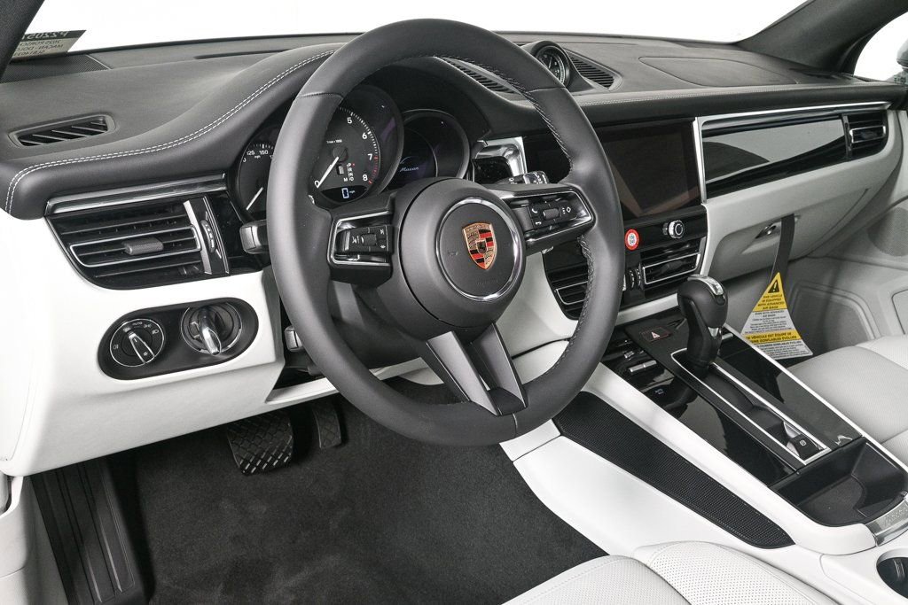 Certified 2025 Porsche Macan image 4