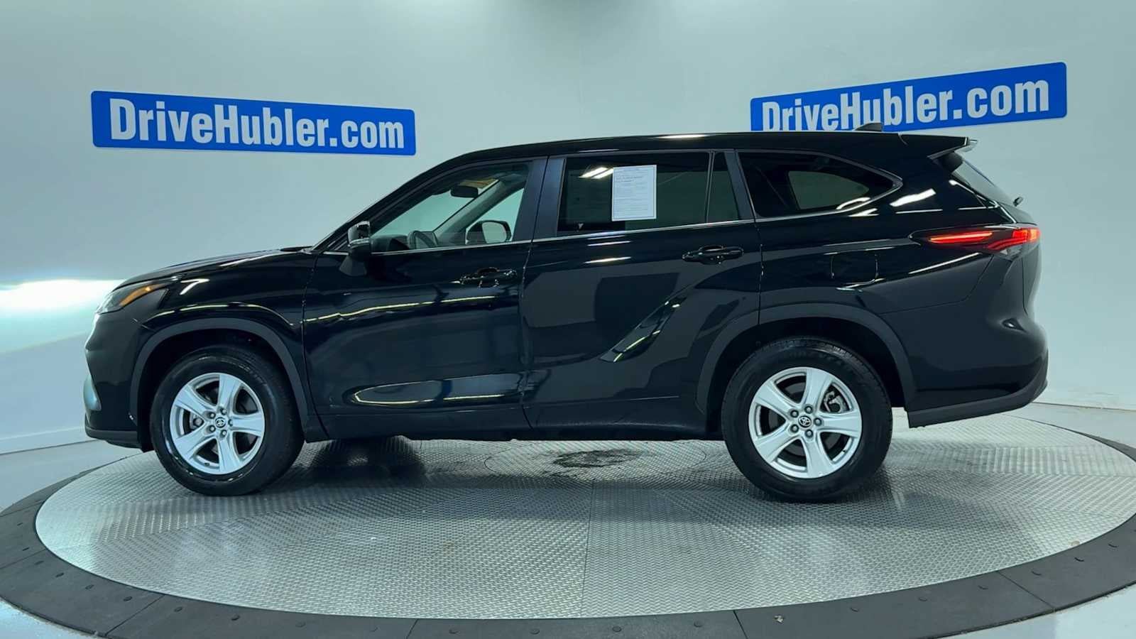 Used 2025 Toyota Highlander LE FWD image 5