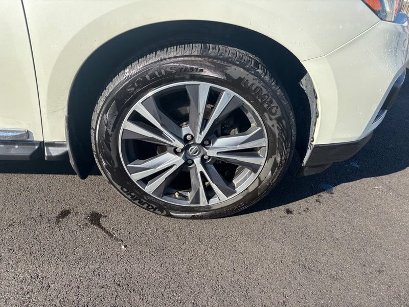 Used 2017 Nissan Pathfinder Platinum w/ Cargo Package AWD/4WD image 16