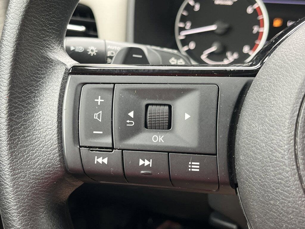 Used 2023 Nissan Rogue SV image 11