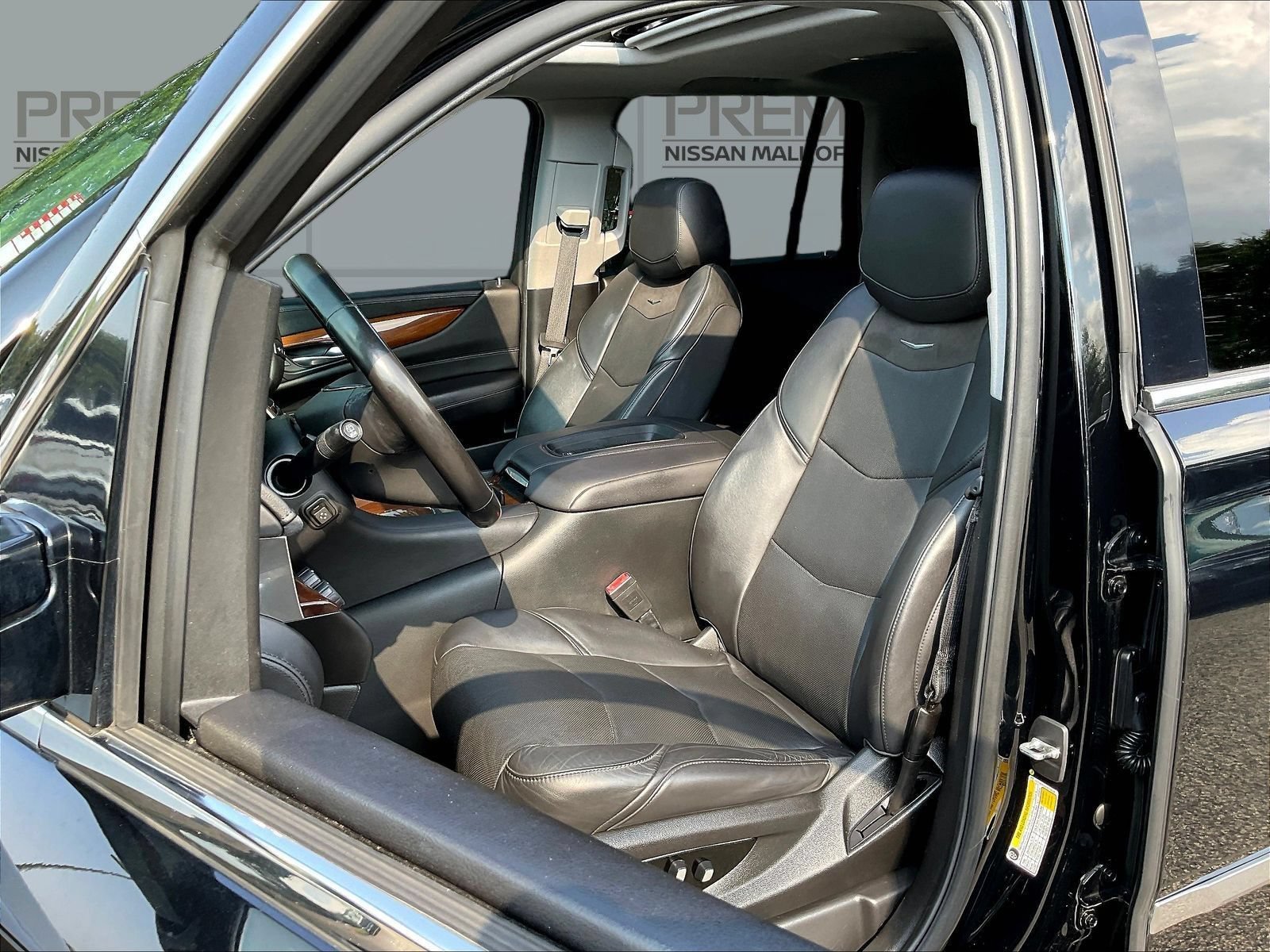 Used 2019 Cadillac Escalade Luxury AWD/4WD image 21