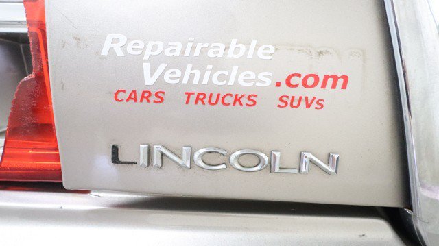 Used 2003 Lincoln Town Car Executive RWD image 20