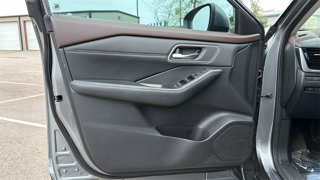 Used 2021 Nissan Rogue SV w/ Premium Package image 13