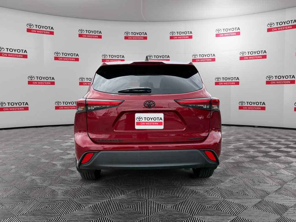 Used 2022 Toyota Highlander LE AWD/4WD image 6
