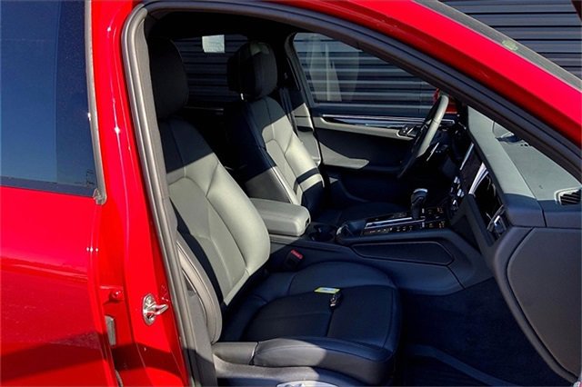 Used 2025 Porsche Macan image 25