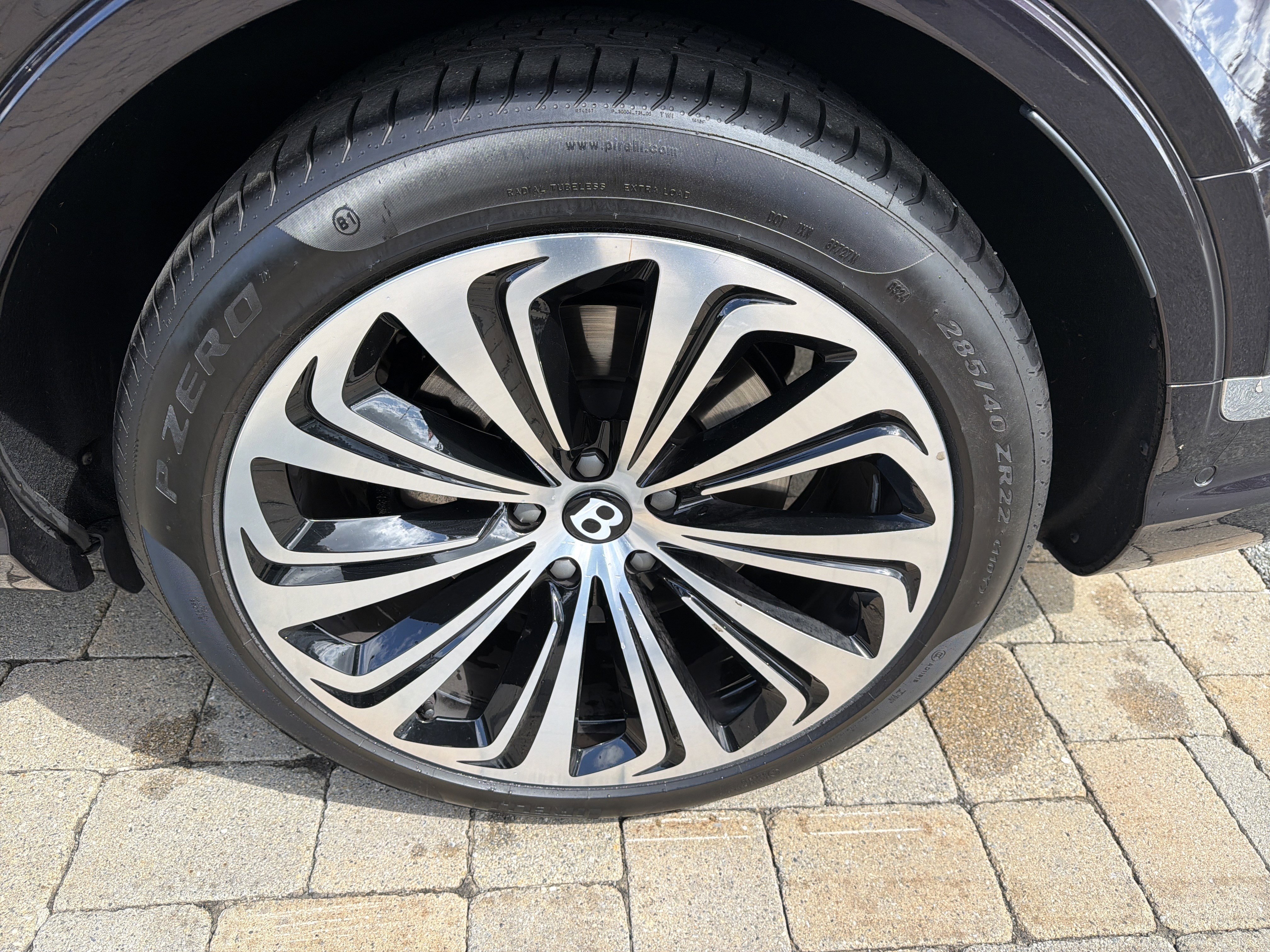 Used 2024 Bentley Bentayga Extended Wheelbase AWD/4WD image 32