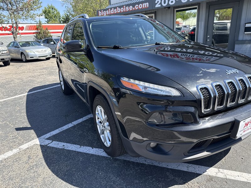 Used 2018 Jeep Cherokee Latitude w/ Cold Weather Group AWD/4WD image 14