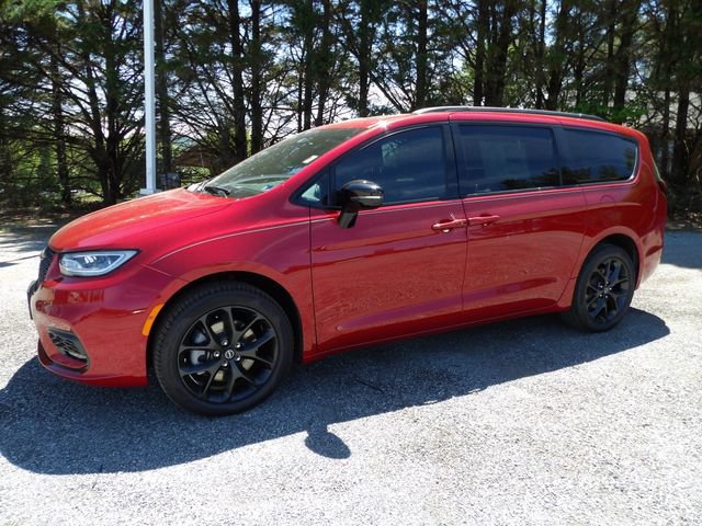 New 2026 Chrysler Pacifica Limited w/ Uconnect Theater Family Group