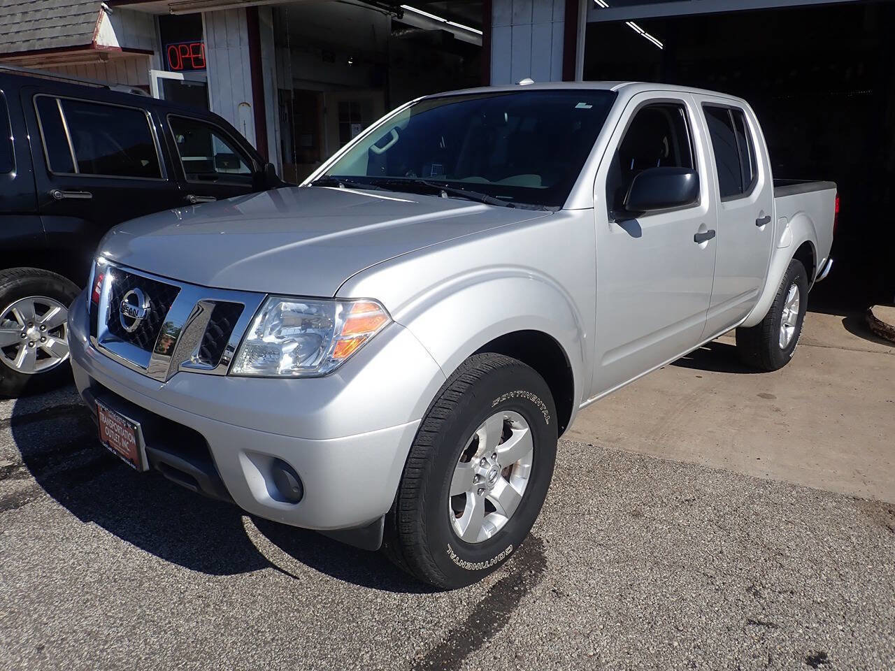 Used 2012 Nissan Frontier SV w/ SV Premium Utility Pkg image 2