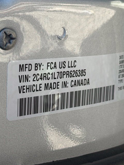 Used 2023 Chrysler Pacifica Touring-L FWD image 5