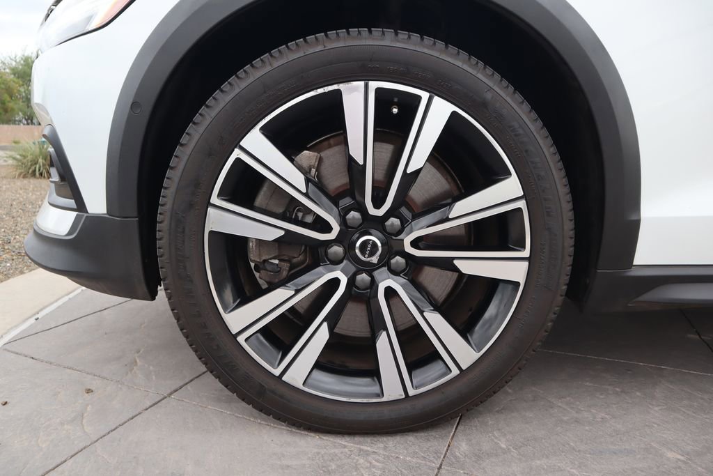 Used 2021 Volvo V60 T5 Cross Country image 32