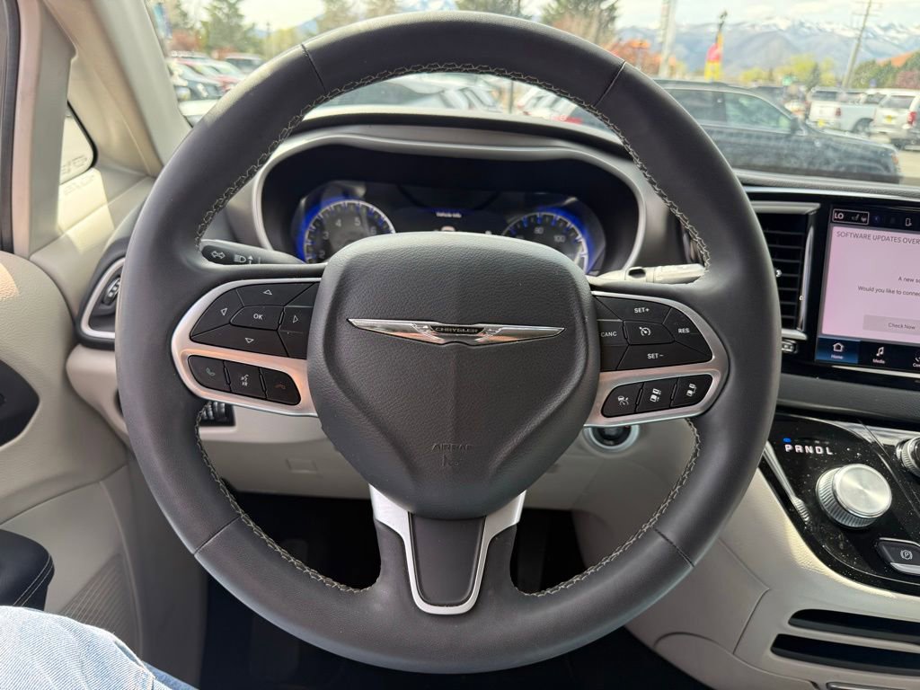 Used 2023 Chrysler Pacifica Touring-L FWD image 9