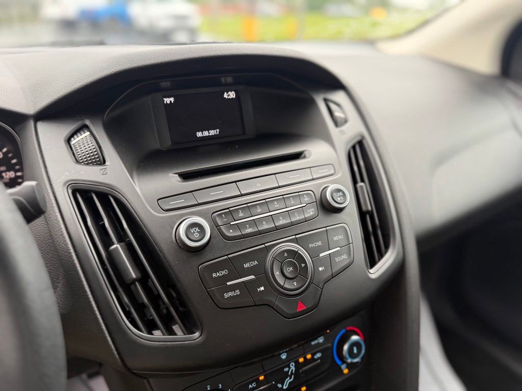 Certified 2017 Ford Focus SE FWD image 26