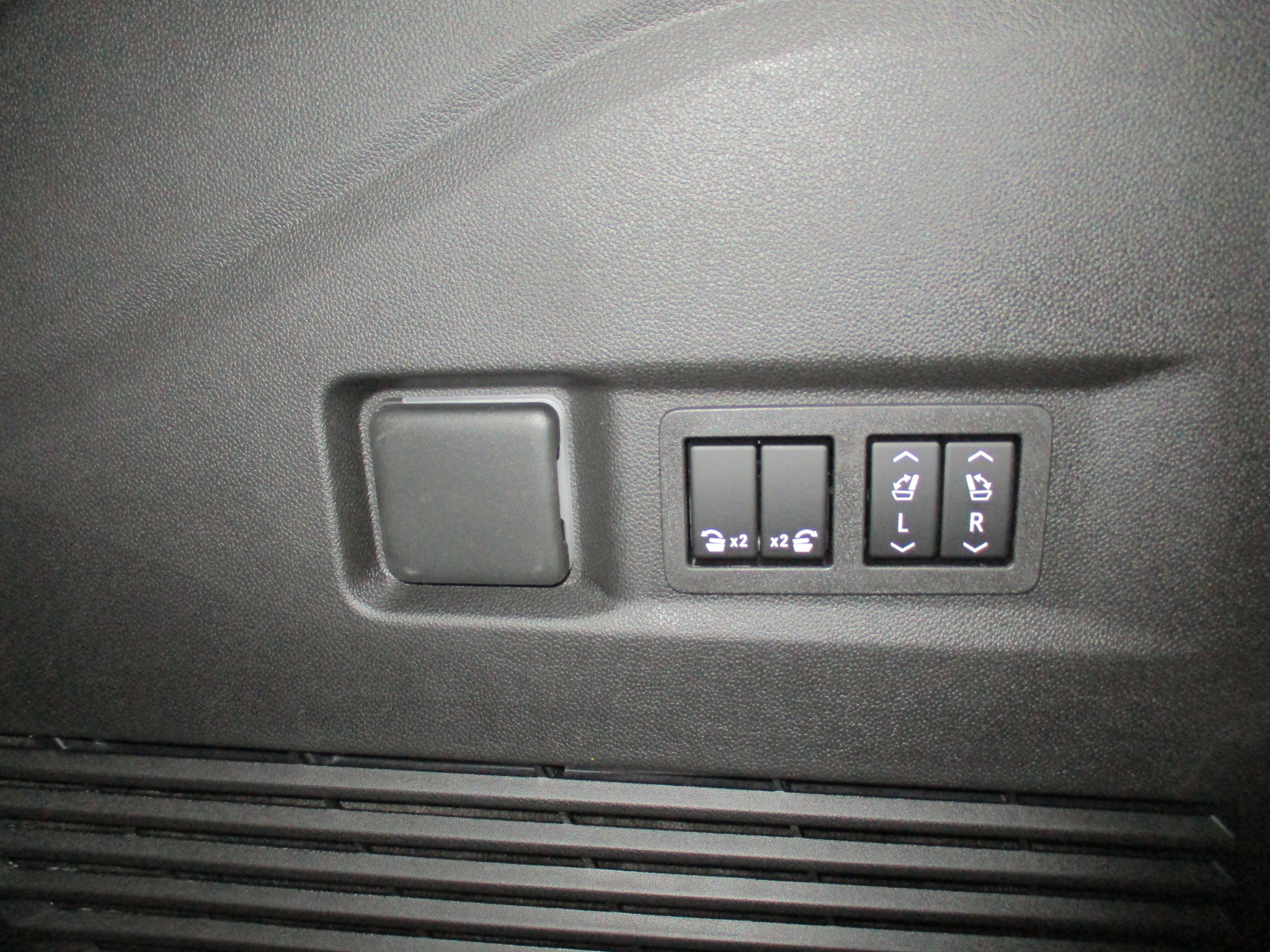 New 2026 GMC Yukon Denali w/ Sun & Power Step Package AWD/4WD image 13