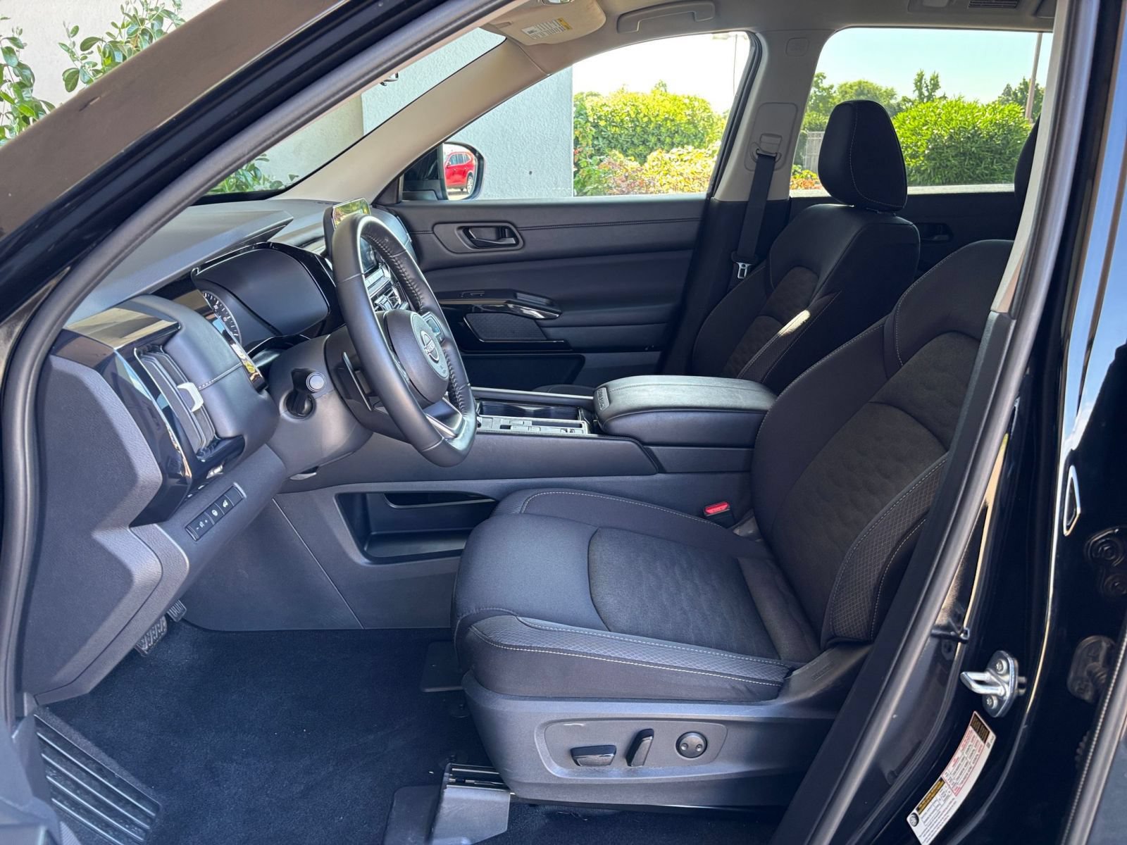 Used 2025 Nissan Pathfinder SV FWD image 29