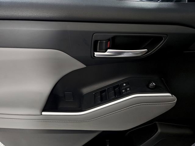 Used 2023 Toyota Highlander XLE AWD/4WD image 14