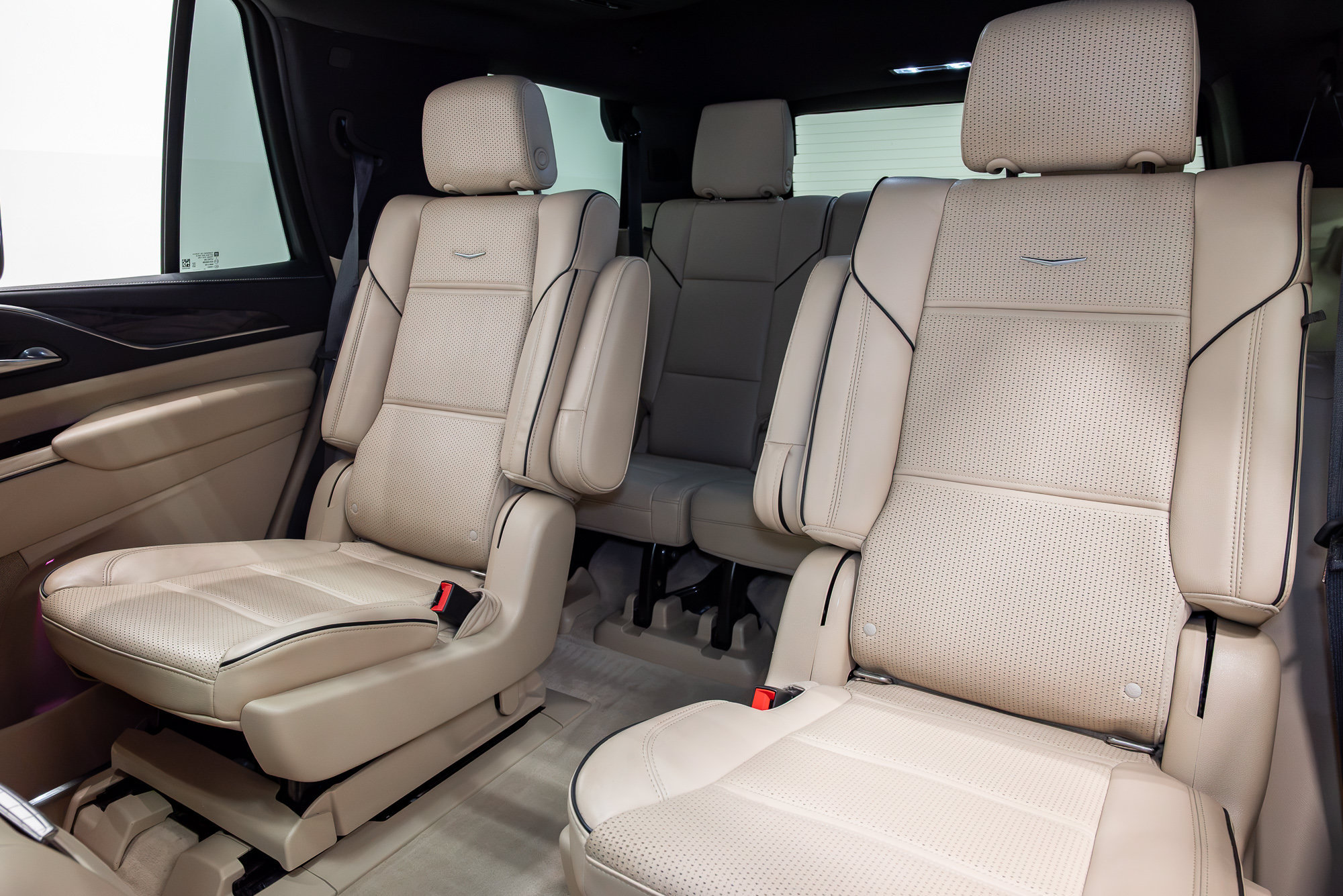 Used 2021 Cadillac Escalade Premium Luxury AWD/4WD image 24