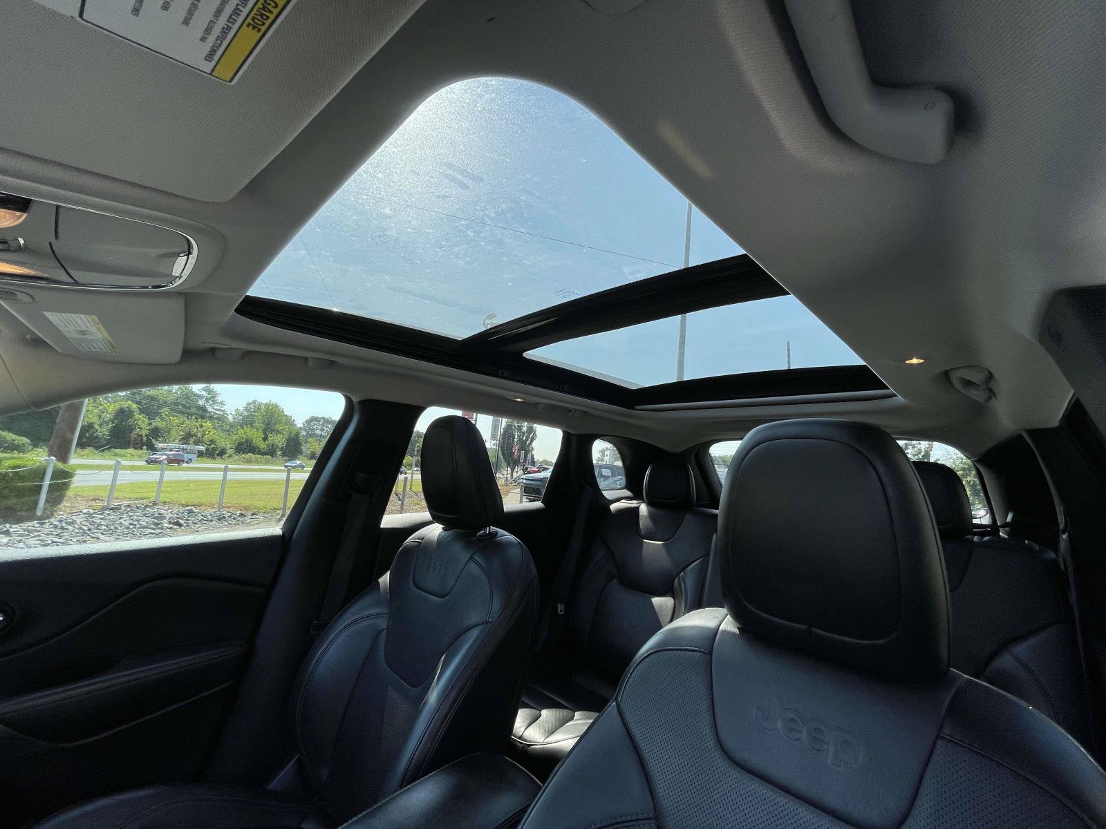 Used 2021 Jeep Cherokee Latitude Lux w/ Sun & Sound Group FWD image 17