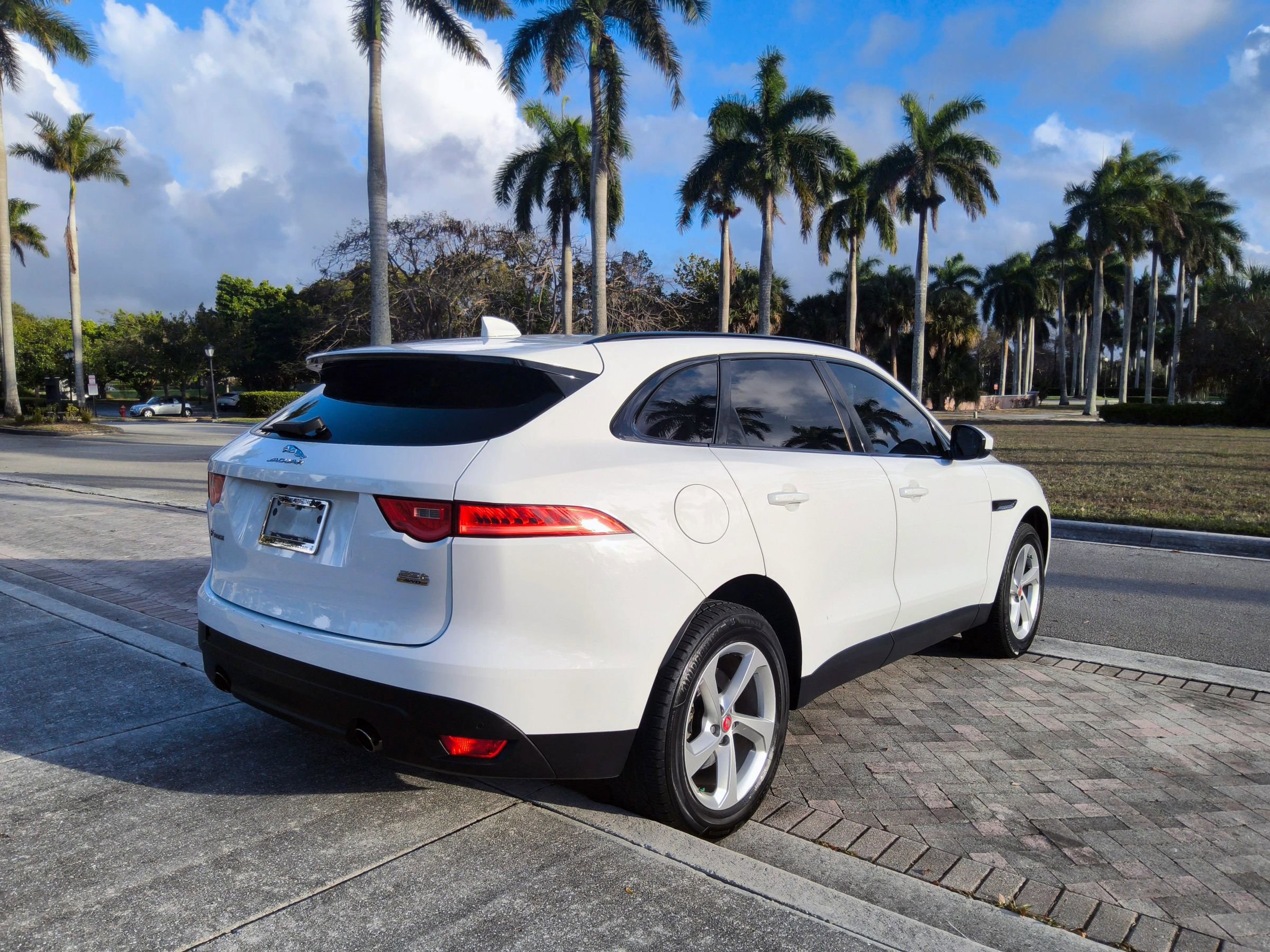 Used 2019 Jaguar F-PACE Premium image 18