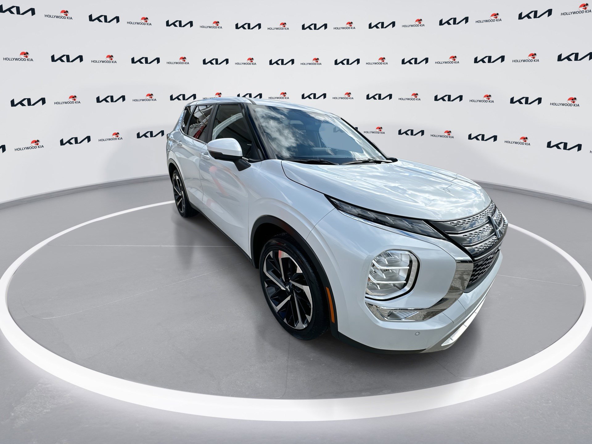 Used 2024 Mitsubishi Outlander SE Black Edition image 2